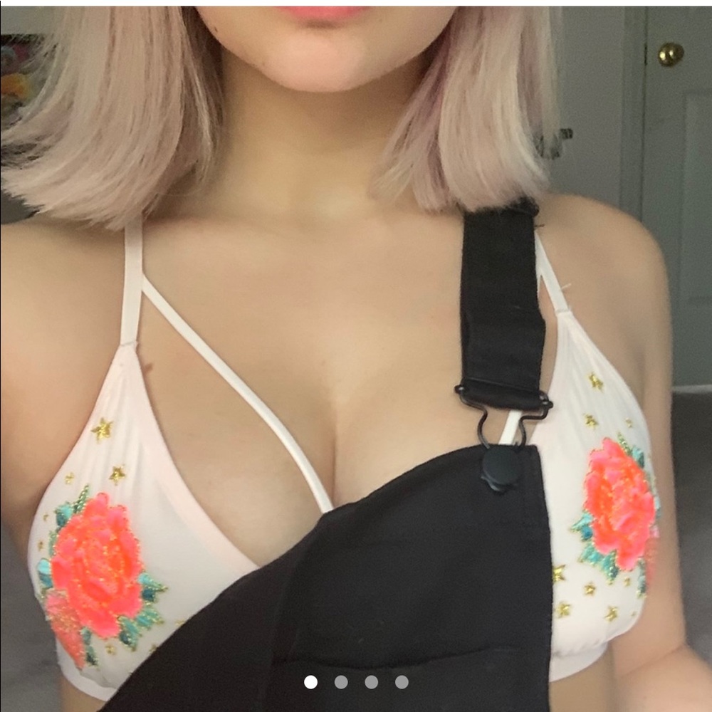 Baby pink Victoria’s Secret bralette